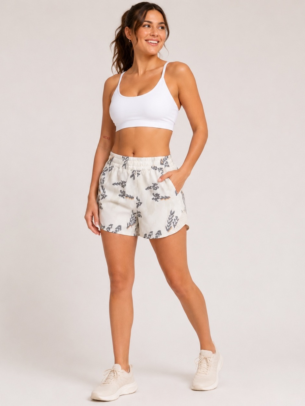 NWT CALIA Mid-Rise Infinity Run Shorts Island Ikat Light Cream, Size M